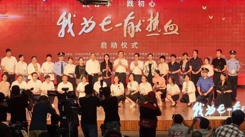 双人跨栏赛跑