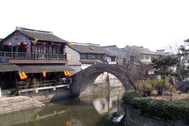 湖南长沙 小车刹车失灵高速狂飙 交警冒险救援